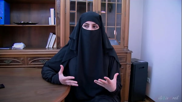 Kesepakatan Abad Ini Ditutup dengan Arab Berjilbab Siap Menghisap