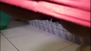Desi pacar cantik buang air kecil dengan genit