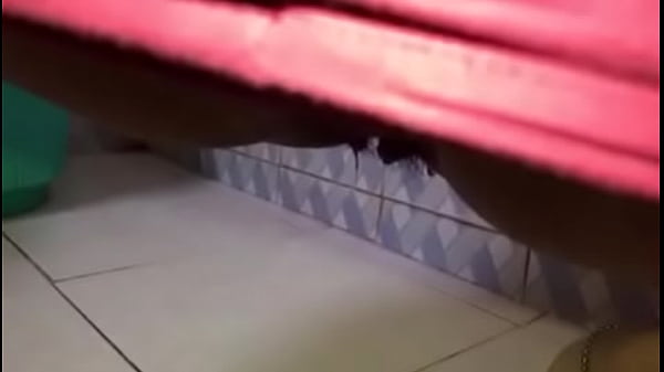 Desi pacar cantik buang air kecil dengan genit