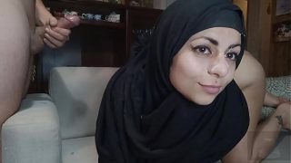 Arab Menelan Dalam dan Ejakulasi di Wajah Mia Berkerudung