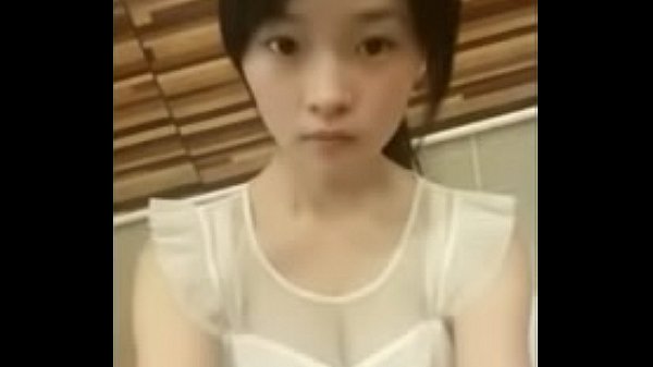 Gadis Tionghoa imut menggoda di depan webcam