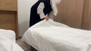 Pelayan Arab menggoda tamu hotel di kamar dengan vaginanya yang sempit