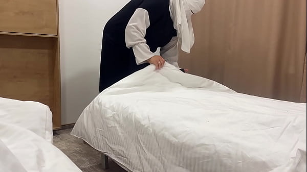 Pelayan Arab menggoda tamu hotel di kamar dengan vaginanya yang sempit