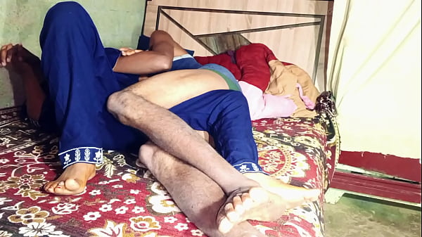 Bhabhi ko ghar mein raat bhar zor zor se chudai, step sister ki badmashi ki awazein.