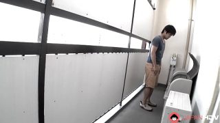 Reiko Kobayakawa, ibu rumah tangga Jepang yang panas, memberikan aksi oral tanpa sensor.