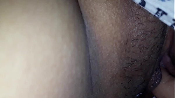 Gadis desi yang menggoda dengan lekuk tubuhnya yang memikat