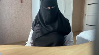 MILF Arab menggoda diri sendiri secara langsung di obrolan web