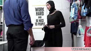 Aksi gadis muslimah manis mencuri mainan seks di mal berujung panas