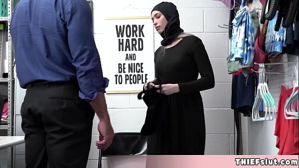Aksi gadis muslimah manis mencuri mainan seks di mal berujung panas
