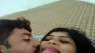 Cowok Bihari mengentot adik perempuan temannya di desa saat bercinta