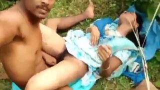 Desi nakal menggoda pacar menikahnya di semak-semak terbuka