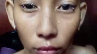Gadis India bertubuh ramping memamerkan diri dalam selfie mandi yang menggoda