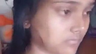 Gadis India menggoda melepas sari perlahan
