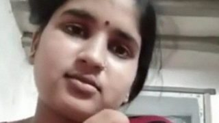 Istri desi Chhindwara memamerkan payudara mentega yang menggoda