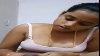 Istri rumahan Chennai menggoyang kontol dengan tangan