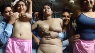 Seorang mesum menggila-gilai pacar kuliahnya yang montok dalam adegan panas ala India
