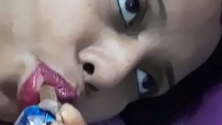 Video gadis desi bugil, makan cokelat sebelum bercinta