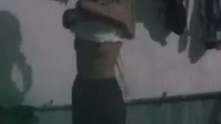 Video tersembunyi saat pembantu seksi mandi telanjang