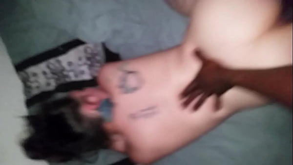 Cewek Asia lagi ngangkang dihajar kontol bule gede
