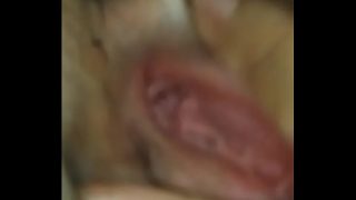 Tawanan Cina Memamerkan Vagina Perawan yang Menggoda