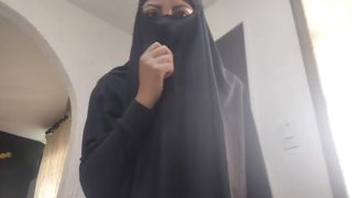 MILF Arab Mengocok Memek Sampai Muncrat Deras di Webcam, Pakai Cadar Tapi Tetap Hot dan Ngentot Kasar