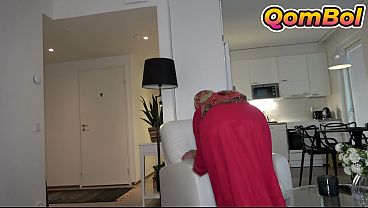 Menggoda adik tiriku berhijab usai ia selesai membersihkan rumah