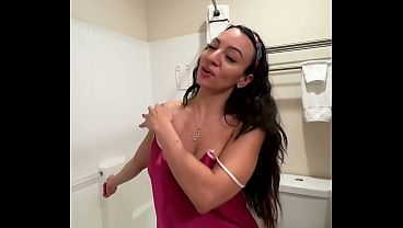 Sasha Mandi Basah-Basahan Sendirian di Kamar Mandi