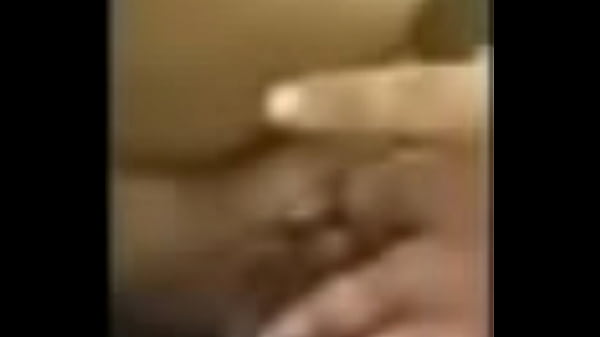 Desi Lagi-Lagi Bikin Geger dengan Gaya Seksi yang Menggoda
