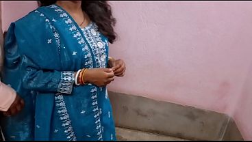 Desi pembantu India digebukin sambil digenjot pertama kali, memeknya sempit banget, nge-fuck gila-gilaan