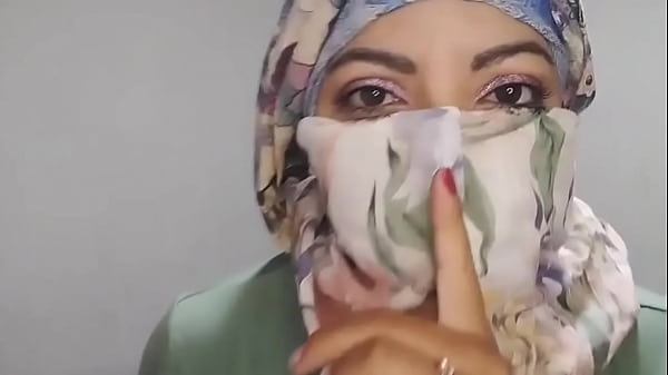 Istri Hijab Arab Masturbasi Diam-diam Sampai Nikmat Luar Biasa di Balik Niqab, Pancutan Nyata Saat Suami Lagi Keluar
