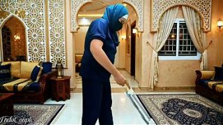 Pembantu Rumah Hijab Muslimah Indonesia disuruh ngewe mulut majikan dan telan air mani.