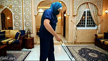 Pembantu Rumah Hijab Muslimah Indonesia disuruh ngewe mulut majikan dan telan air mani.