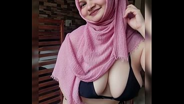 Kompliasi Twerk Pantat Hijabiku yang Menggoda