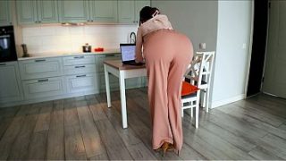 Ibu Tiri yang Berkuasa Menangkap Anak Tirinya dengan Ereksi Saat Dia Bekerja