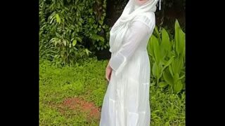 Memamerkan pantat berhijabku di luar ruangan