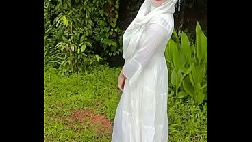Memamerkan pantat berhijabku di luar ruangan