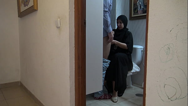 Ibu tiri Turki selingkuh dengan anak tiri Inggris di London, main di ranjang sambil berbisik mesra.