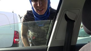 Gadis Muslim Arab Beraksi Mesra dengan Pria Afrika di Dalam Mobil Marseille