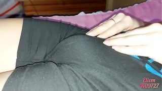 Istri Desiku yang Hot Memamerkan Memeknya dengan Baju Ketat Lycra
