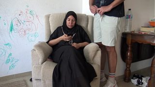 Ibu tiri Arab diguyur sperma deras oleh anak tirinya yang lagi horny masturbasi