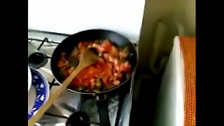 Desi bhabhi lagi masak sambil nyempol kontol