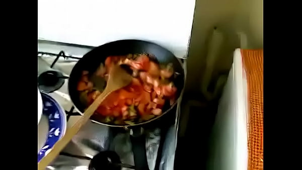 Desi bhabhi lagi masak sambil nyempol kontol