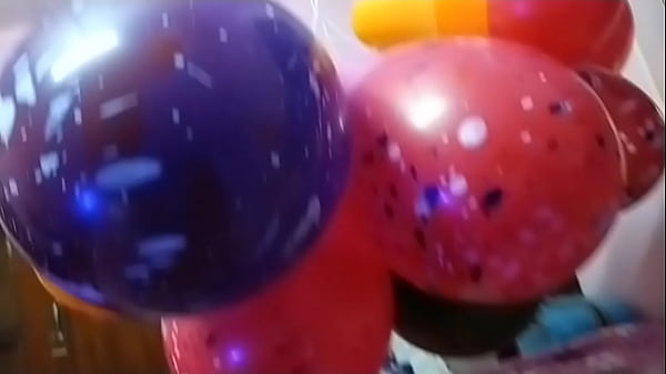 Bocah India main balon, ngebul sampai ngeces.