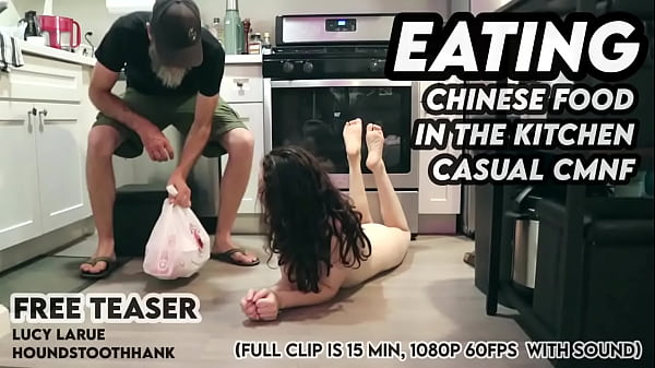 Makan Makanan China di Dapur dengan Gaya CMNF yang Santai dan Menggoda