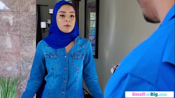 Gadis Arab panas digoyang dua pria besar