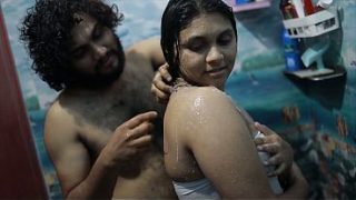 Cewek India mandi bareng, adik tiri jadi liar, malam penuh nafsu.