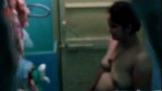 Bini tetangga ngintip pas lagi mandi, videonya bikin makin pengen!