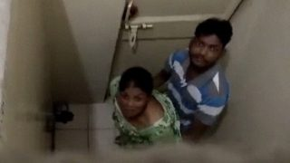 Desi cowok kepergok ngewe randi di toilet