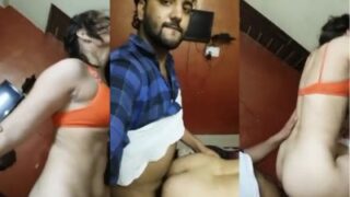 Devar dan Bhabhi lagi ngewe gaya doggy, bikin makin panas dan basah.