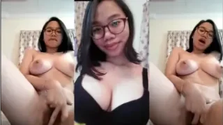 Gadis ayu jembut lebat, sange banget mainin diri sendiri.